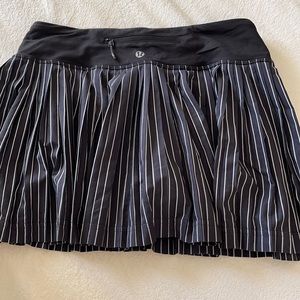 Lululemon black and white pleated skirt